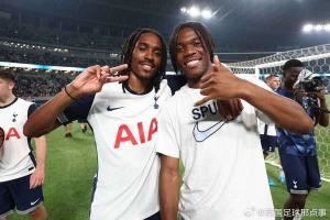 长太像了😂斯宾塞社媒分享视频，小球迷要签名却将其认成乌多吉