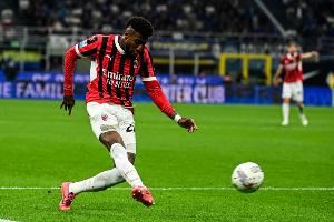 记者：弗拉门戈向AC米兰开出永久转会报价签埃莫森