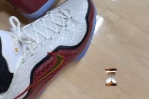 回归倒计时！詹姆斯晒在湖人训练馆场边自拍 附上⏳表情