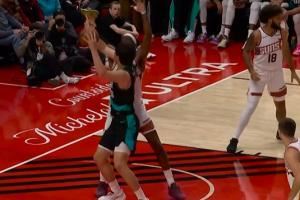 首次出手就命中！杨瀚森低位接球背打 连续转身梦幻脚步打进！